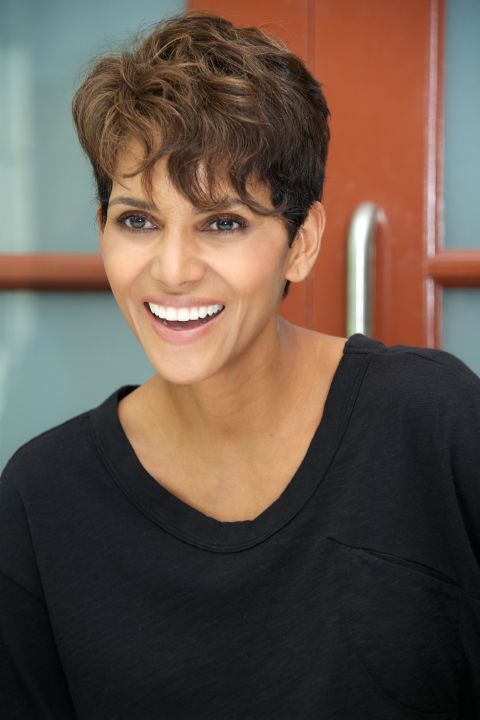 HALLE BERRY’S WISPY STRANDS AND SHORT SIDES