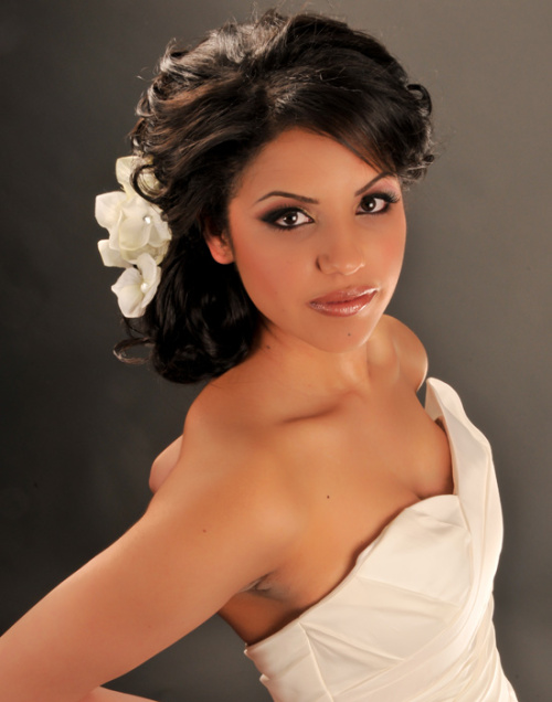 ROMANTIC WEDDING HAIRSTYLE FOR MEDIUM HAIR WITH FLOWERS