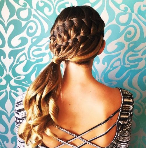 SIDE PONYTAIL WITH A TWIST