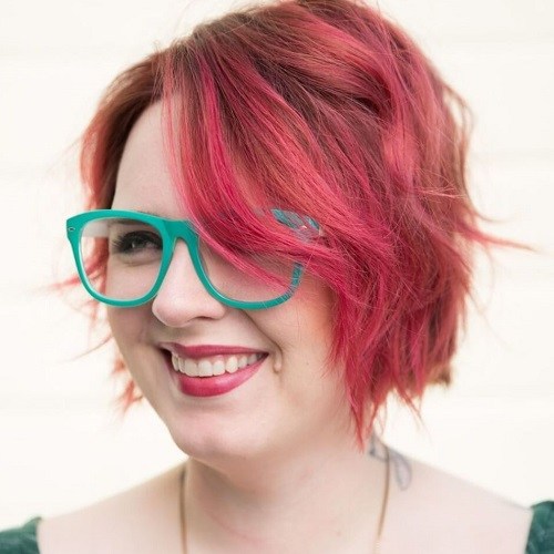 Short shaggy pink hairstyle for plus size women