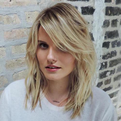 MIDLENGTH WAVY HAIRSTYLE WITH LONG SIDE BANGS