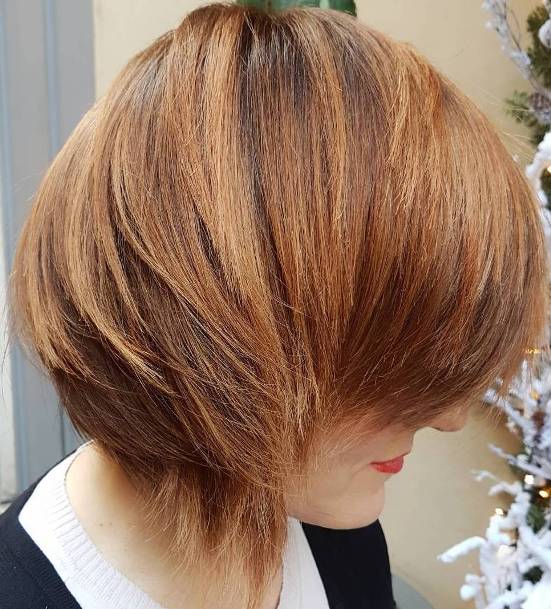SHORT LAYERED SIDE PART HAIRSTYLE
