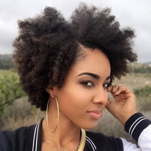 Sideparted hairstyle for natural hair