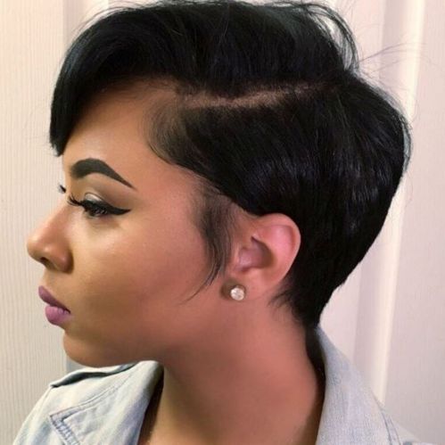 Sideparted pixie bob for black women