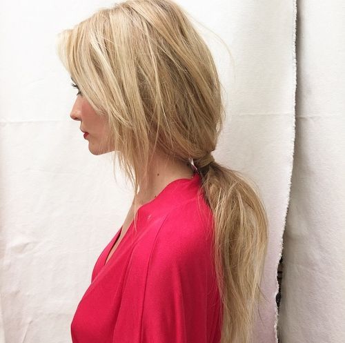 Low loose pony with side bangs
