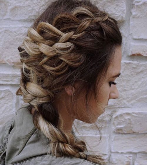 MESSY SIDE BRAIDED HAIRSTYLE