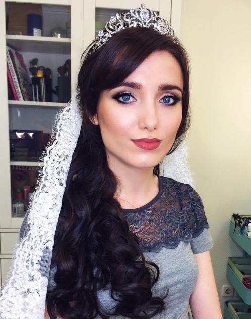 long curly hairstyle with veil